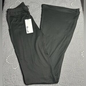 Yanak Women’s Black Tammy Flair Pants NWT One Size